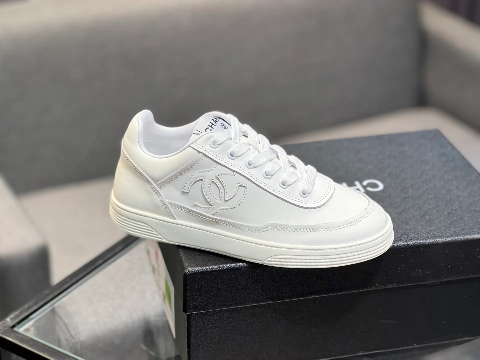 Men's men's shoes 💰620 Exclusive real shot (top version) CHANEL Chanel's new panda sneakers Panda shoes Chanel 2025ss color matching thick-soled casual sports shoes sneakers Counter synchronization The counter is very popular Very difficult to buy a shoe The most popular thick-soled panda shoes on the Internet It is obvious that Xiaoxiang control cannot miss it Simple and versatile white shoes that have both good looks and comfort Thick sole increases height, is super versatile and can be worn with eyes closed😍 Whoever wears it will look better. Upper: calfskin. Lining: imported sheepskin lining. Outsole: TPU original outsole. Size: 35-44 (41 for women, 40 for men, custom made).